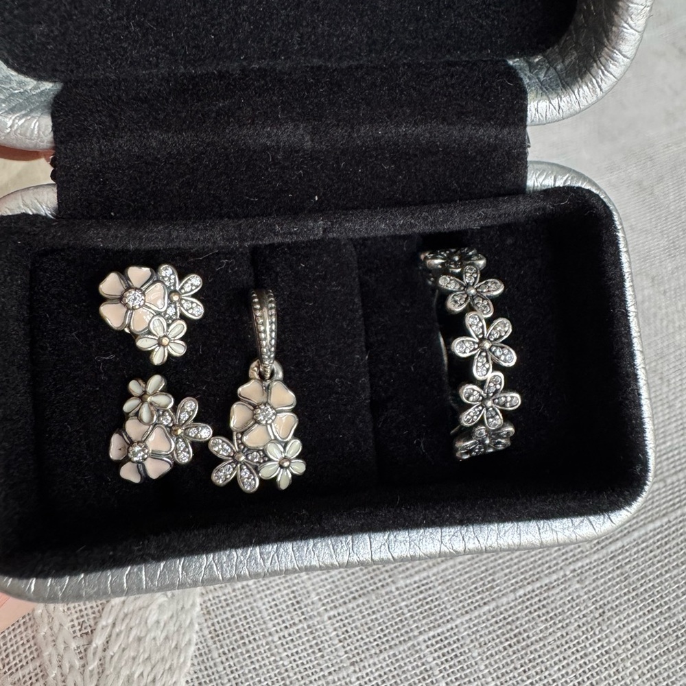 NWOT Pandora poetic bloom earings and pendant/charm set with daisy ring